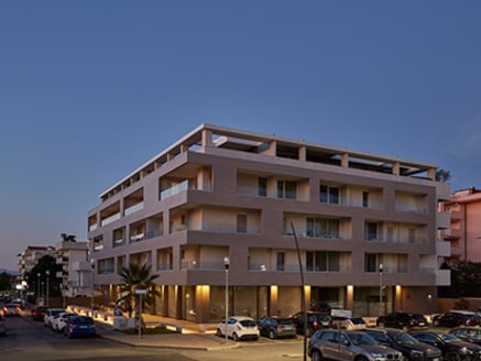 Immeuble résidentiel avec locaux commerciaux à Caserte