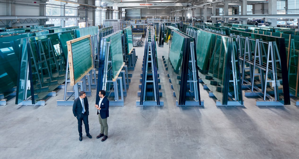 O vidro e a janela reúnem-se.