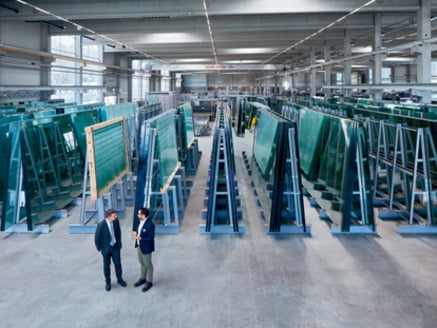 O vidro e a janela reúnem-se.