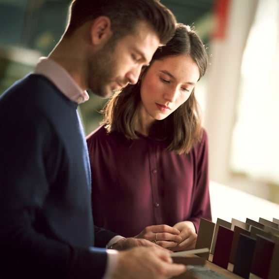 Diseñe sus ventanas y puertas de entrada personalizadas a través de los desk Finstral Planner de Finstral.