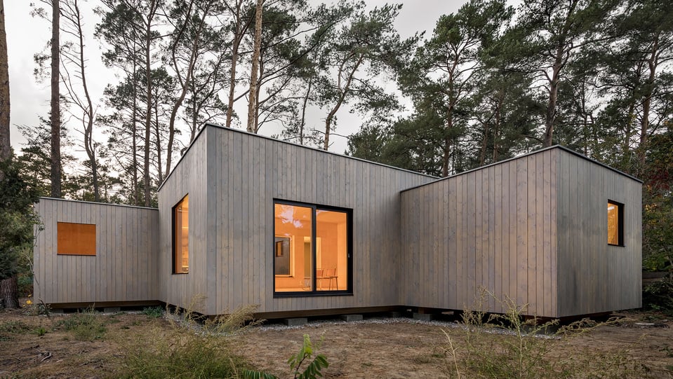 Casa in legno nel bosco