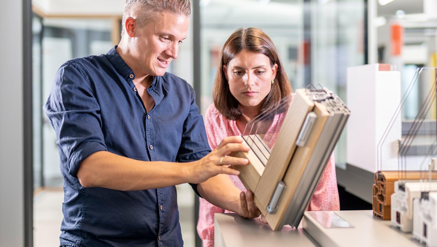 “A princípio, as janelas pareciam-me aborrecidas...”