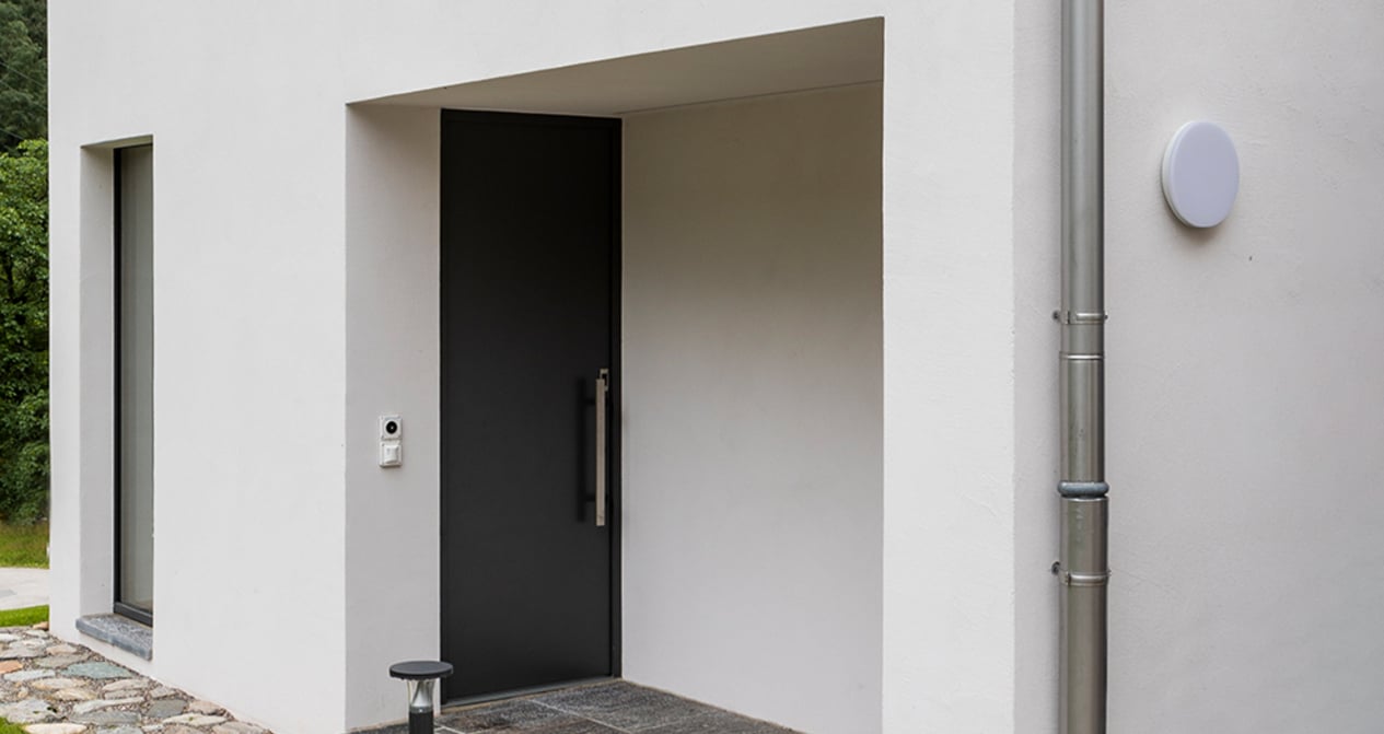 “Inizia tutto dalla porta.”