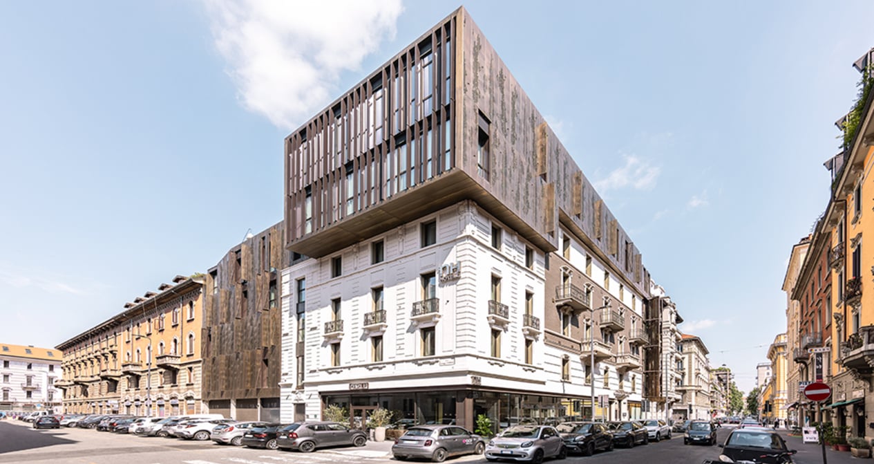 Un hôtel, deux langages architecturaux.