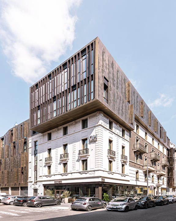 Un hotel, due linguaggi architettonici.