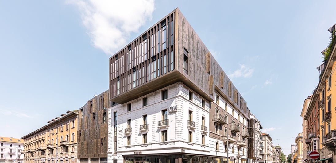 Un hotel, due linguaggi architettonici.