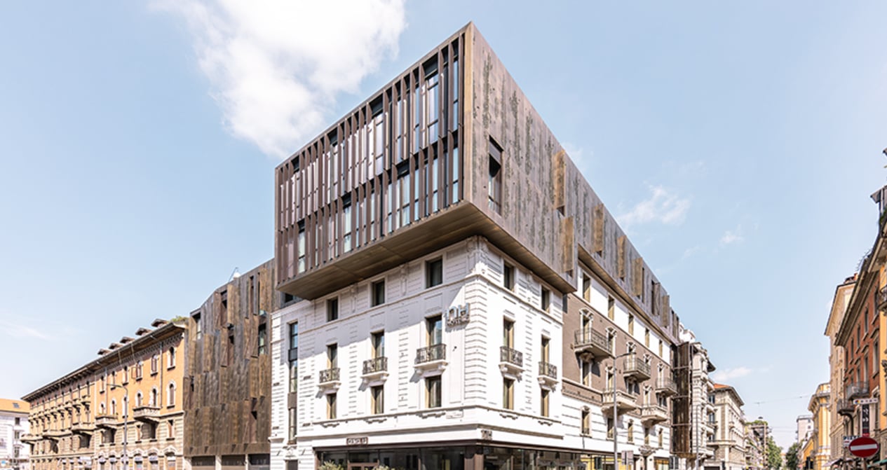 Un hôtel, deux langages architecturaux.