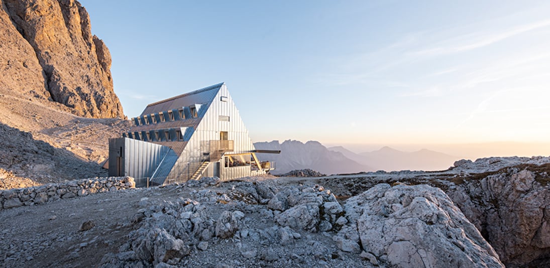 La cima de la construcción de ventanas.