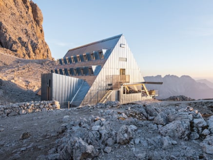Santnerpass hut in Zuid-Tirol