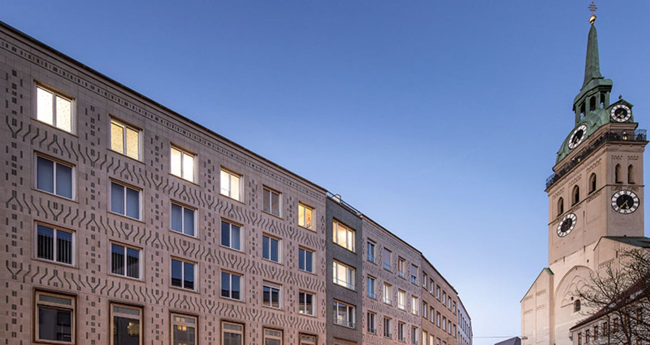 Bestehende Keramikfassade, neue Fenster.