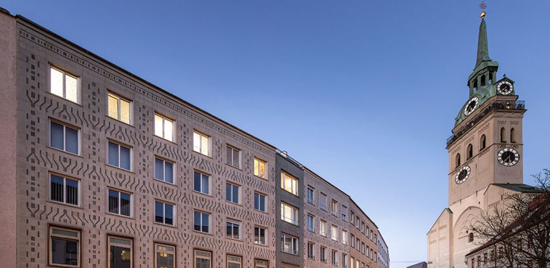 De nouvelles fenêtres pour une façade en céramique à préserver.