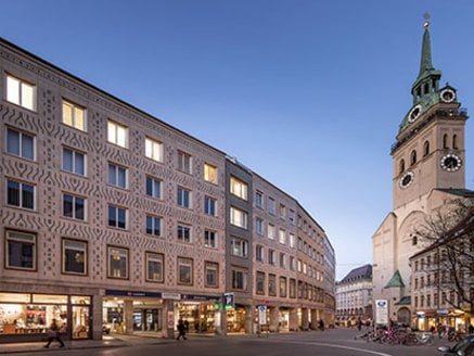 De nouvelles fenêtres pour une façade en céramique à préserver.