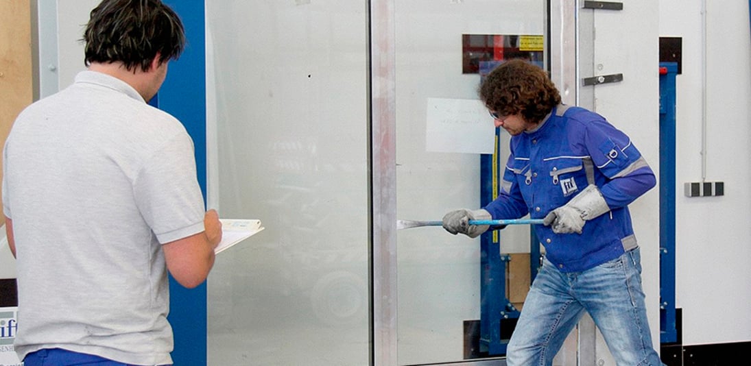 “Imitiamo gli scassinatori.”