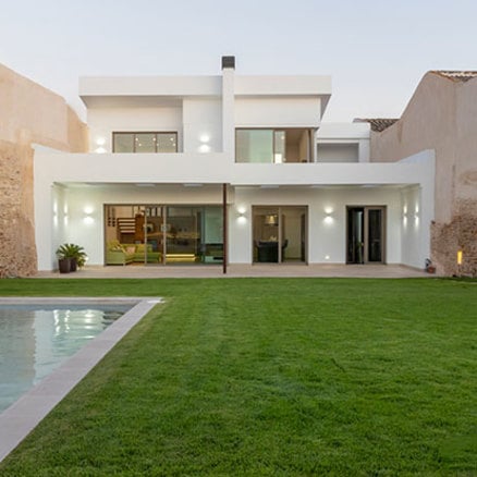 Nieuw huis tussen oude muren