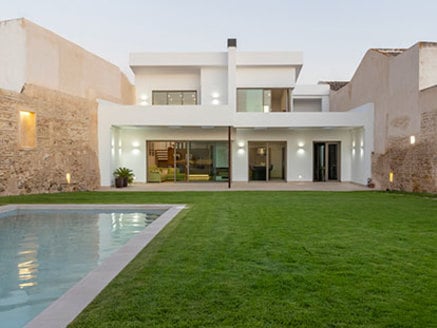 Nieuw huis tussen oude muren