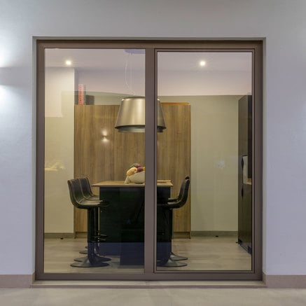 Nieuw huis tussen oude muren