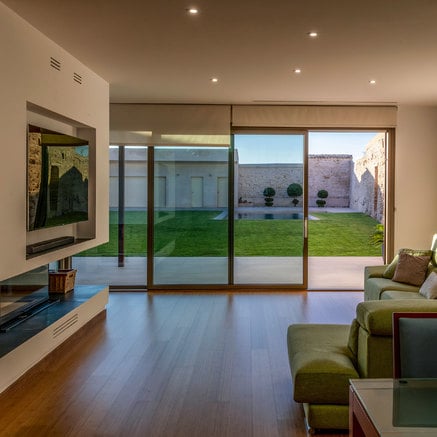 Nieuw huis tussen oude muren