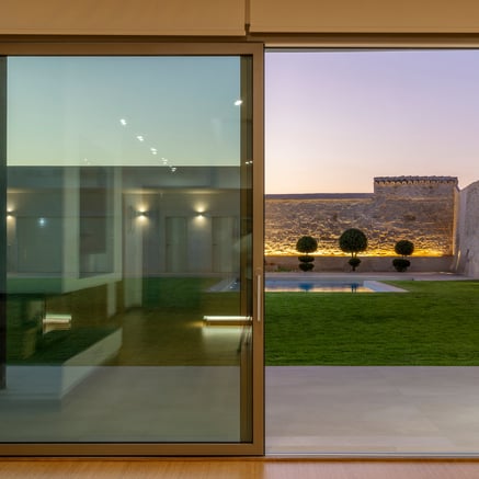 Nieuw huis tussen oude muren