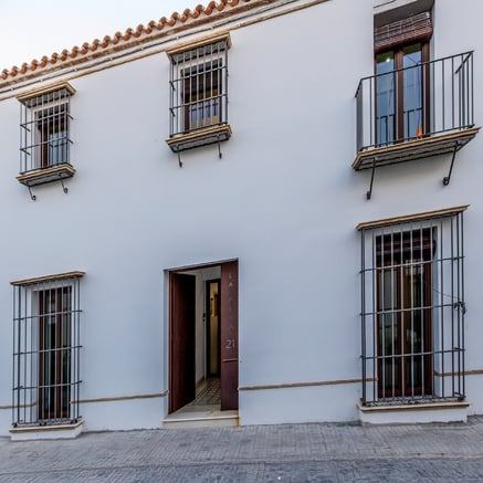 Nieuw huis tussen oude muren