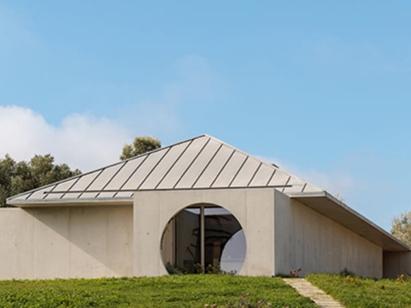 Formes géométriques, matériaux contrastés.