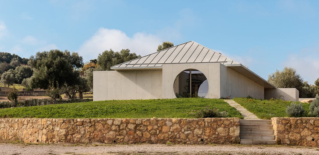 Formas geométricas, materiales en contrasto.