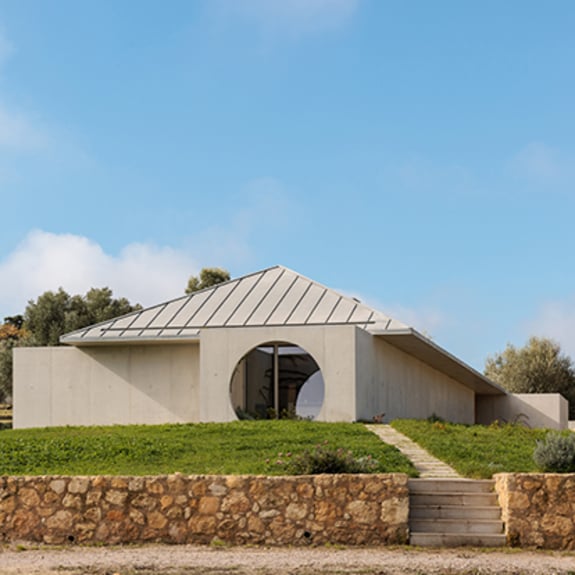 Forme geometriche, materiali a contrasto.