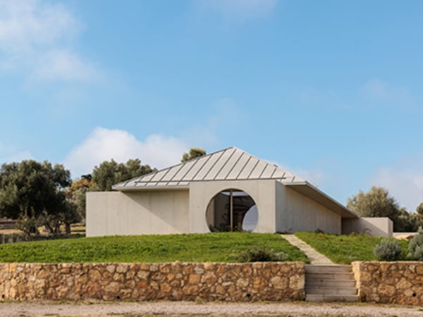 Formes géométriques, matériaux contrastés.