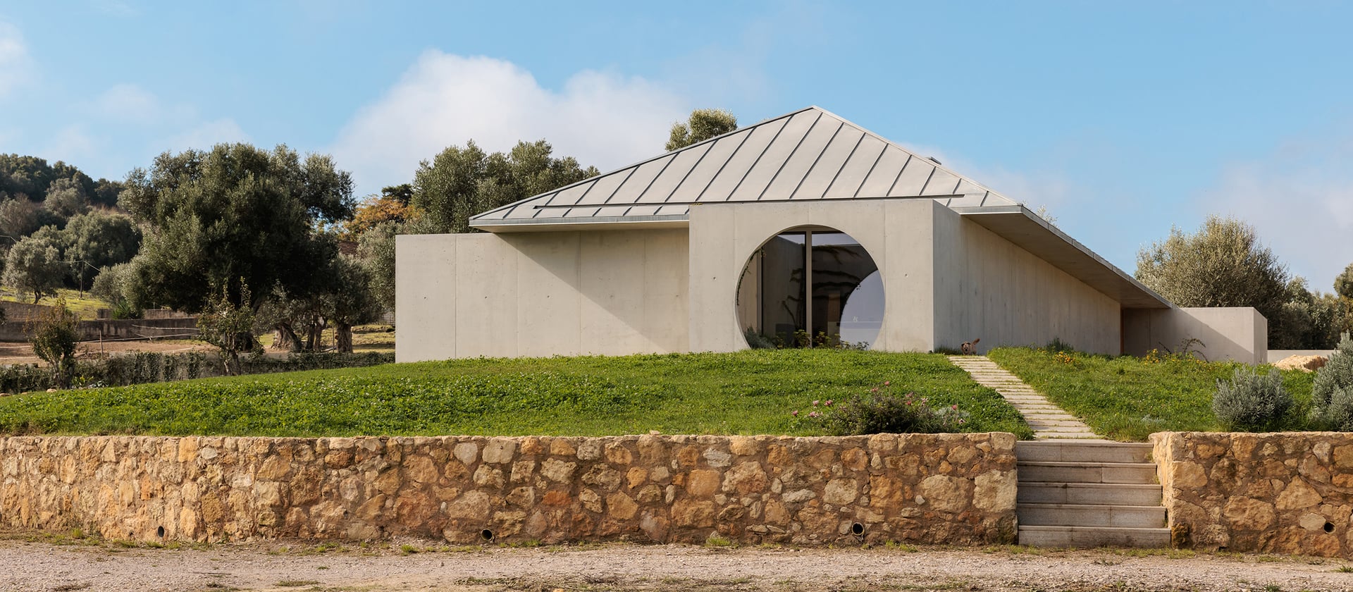 Forme geometriche, materiali a contrasto.