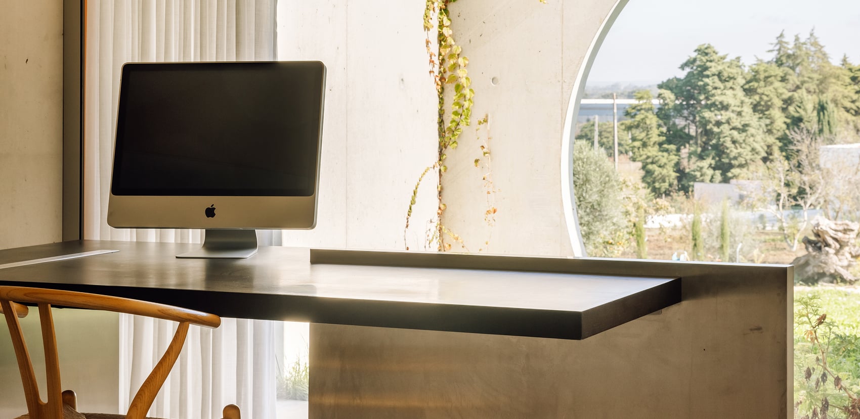 Geometrische vormen, contrasterende materialen.