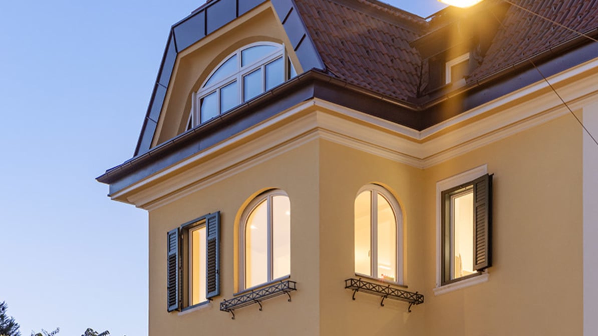 Fascino storico, serramenti moderni: ristrutturazione di una casa a Bolzano.