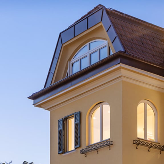 Fascino storico, serramenti moderni: ristrutturazione di una casa a Bolzano.
