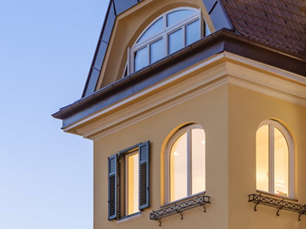 Traditional building front with new windows: villa refurbishment in Bozen.