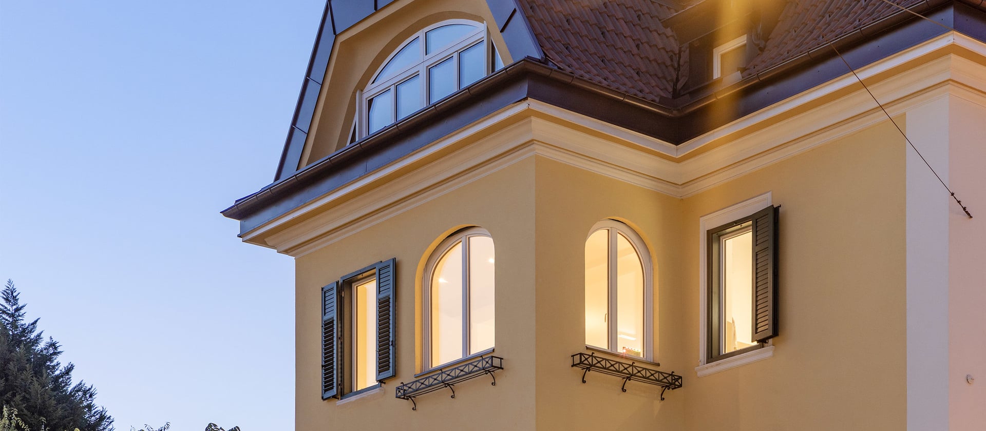 Traditional building front with new windows: villa refurbishment in Bozen.