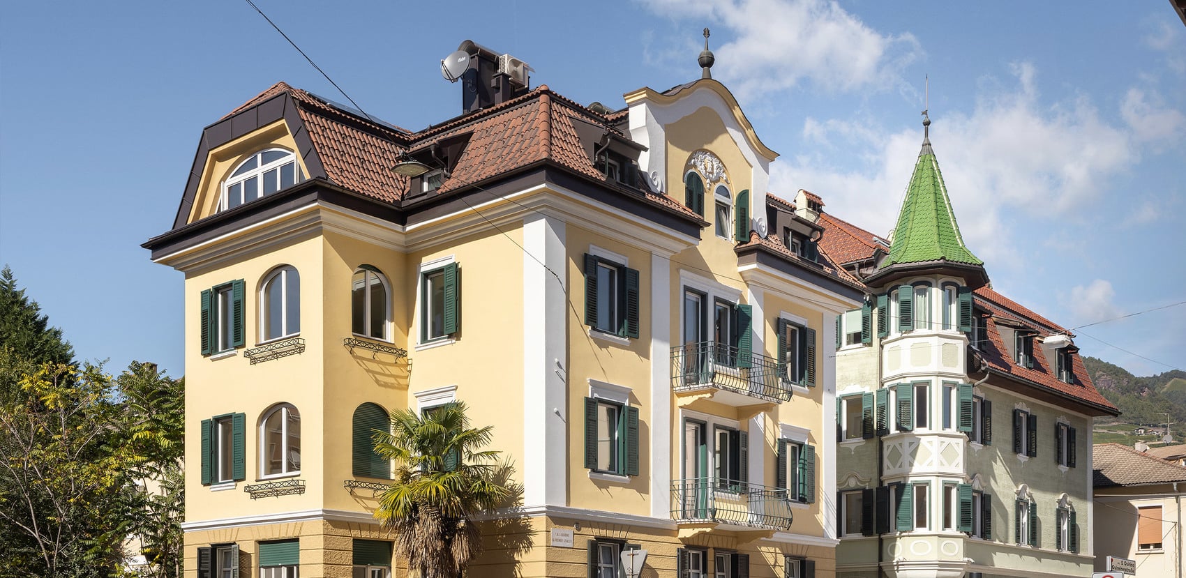 Traditional building front with new windows: villa refurbishment in Bozen.