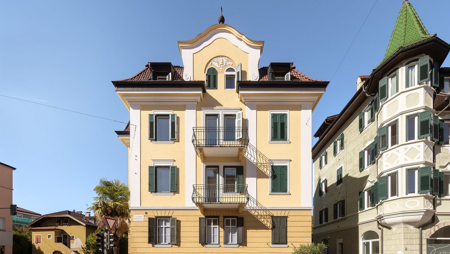 Traditional building front with new windows: villa refurbishment in Bozen.