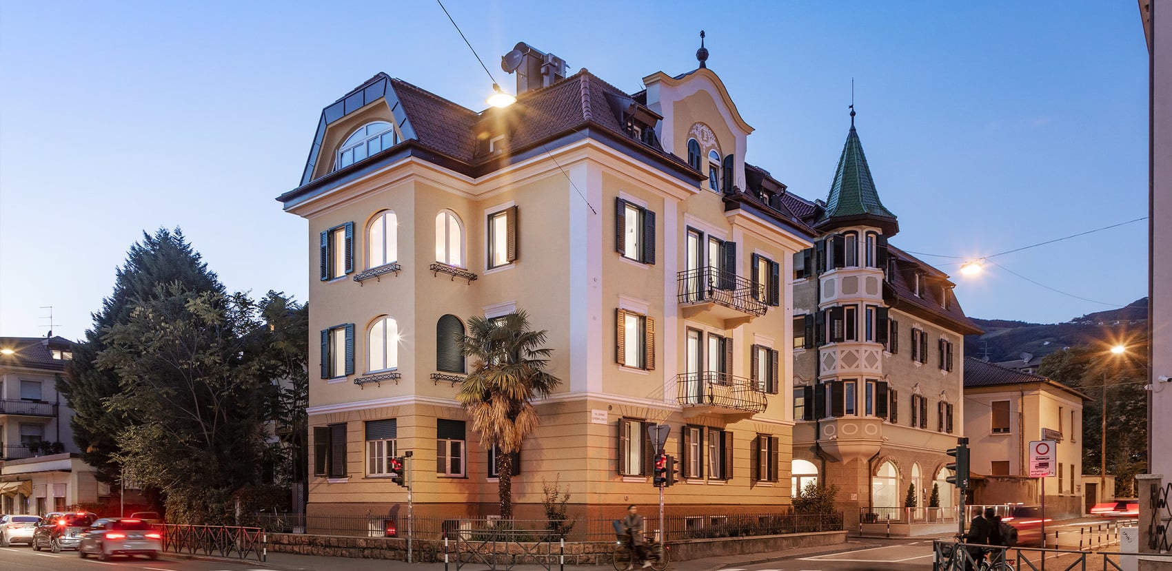 Traditional building front with new windows: villa refurbishment in Bozen.