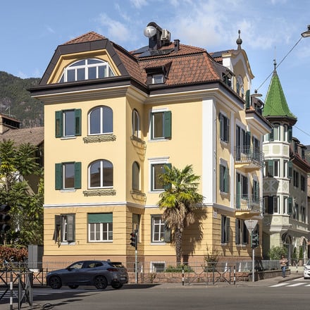 Traditional building front with new windows: villa refurbishment in Bozen.