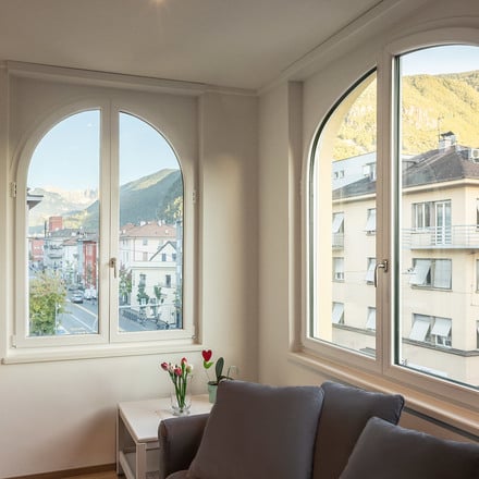 Traditional building front with new windows: villa refurbishment in Bozen.