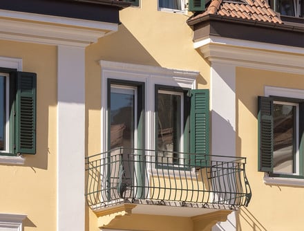 Traditional building front with new windows: villa refurbishment in Bozen.