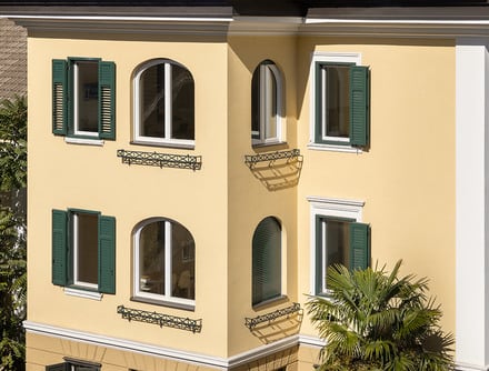 Traditional building front with new windows: villa refurbishment in Bozen.