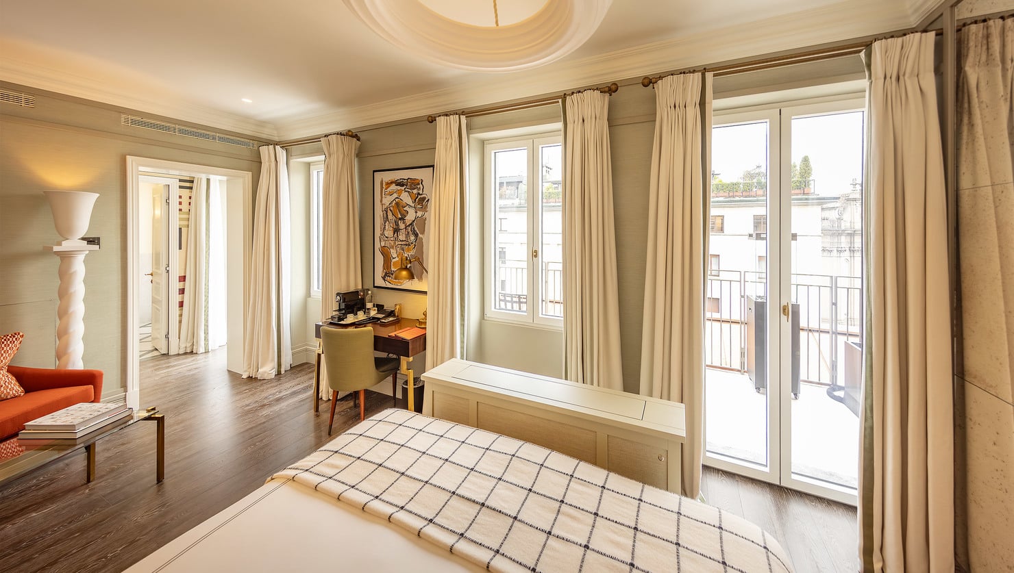 Luxuriöses Innendesign mit ästhetisch und funktional perfekt passenden Fenstern.